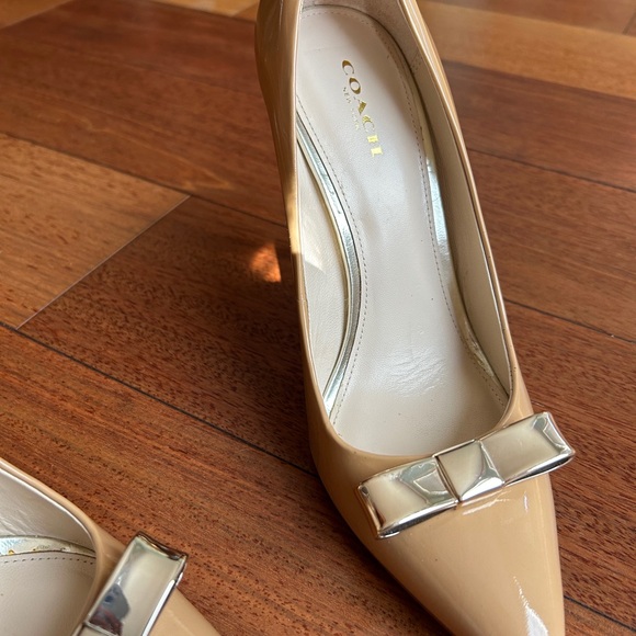 СOACH Women Nude Patent Leather With Silver Bow Heels Pumps Shoes Size 7.5 - Picture 5 of 7